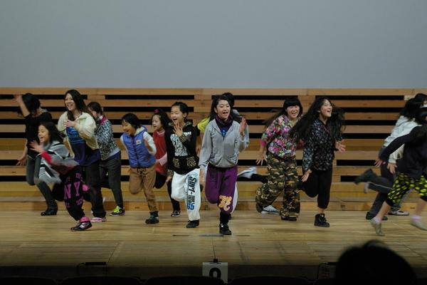 子供達が右足を上げてダンスをしている写真